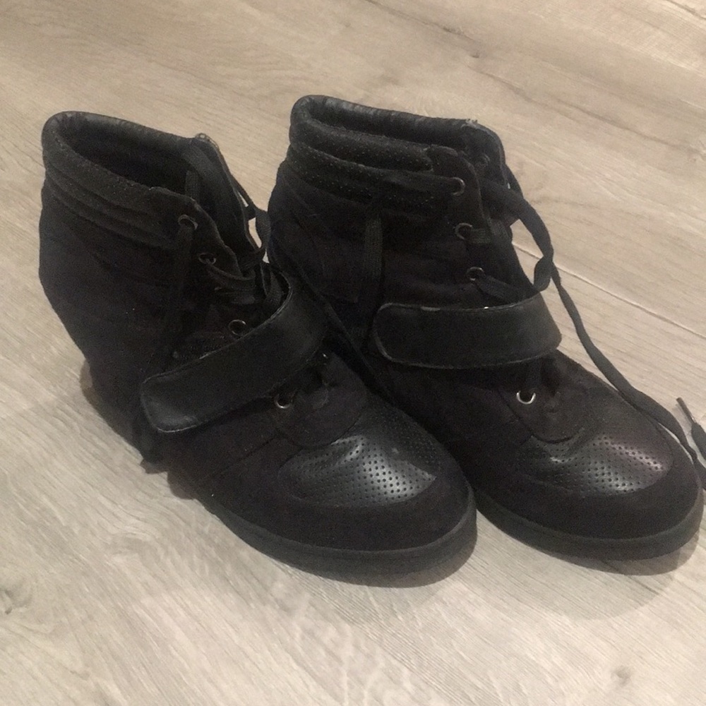 Heeled boots with lace
